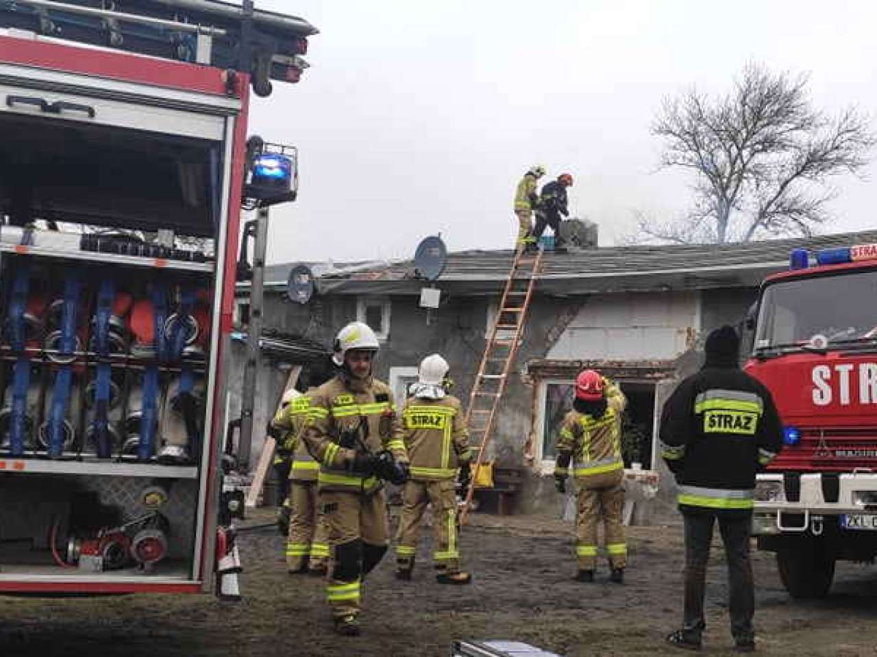 Strażacy gasili pożar sadzy i stropu w Białokurach