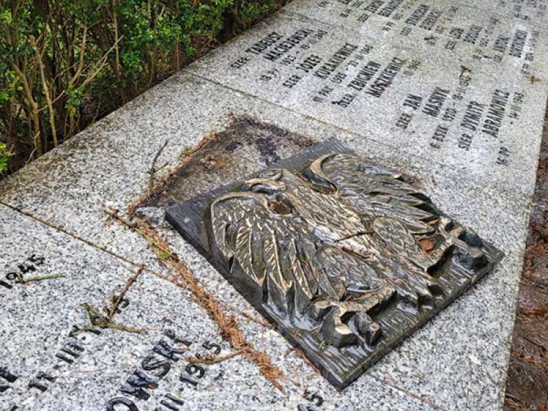 Nieznani sprawcy zdewastowali Cmentarz Wojenny