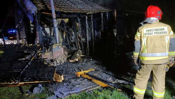 Strażacy walczyli z pożarem drewnianego domu [foto]