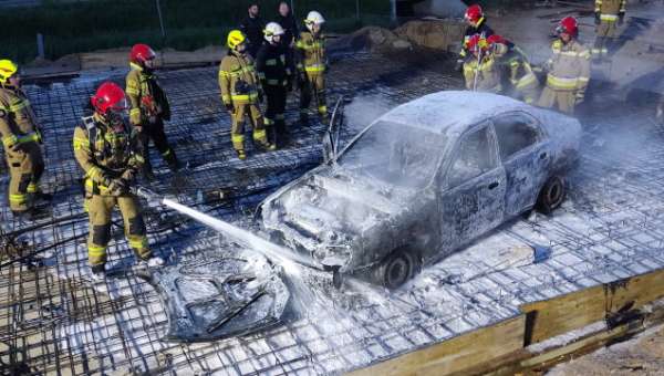 Na S6 kierujący wjechał do wykopu, auto stanęło w płomieniach [foto]