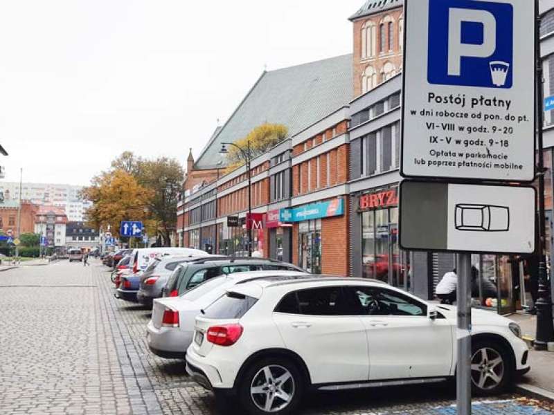 Nie ma gdzie parkować. Ile jest miejsc do parkowania, a ile abonamentów?