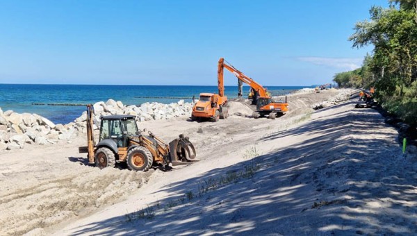 Trwają prace na plaży w Podczelu