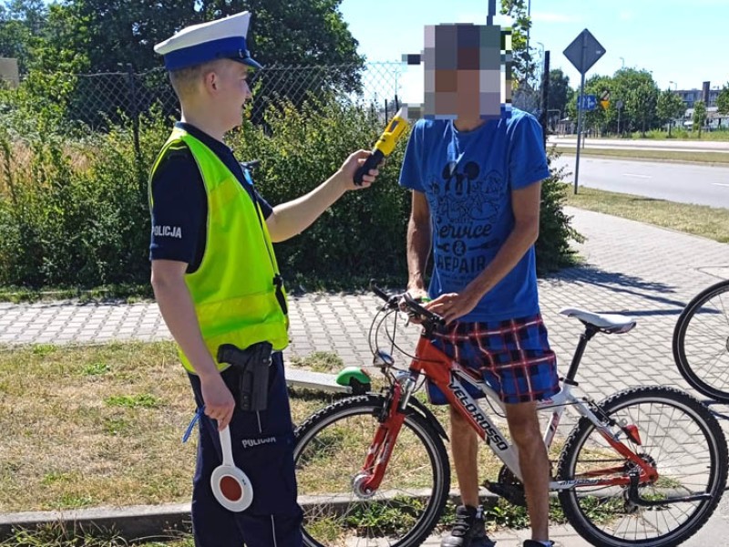 Policjanci kontrolowali pieszych i rowerzystów