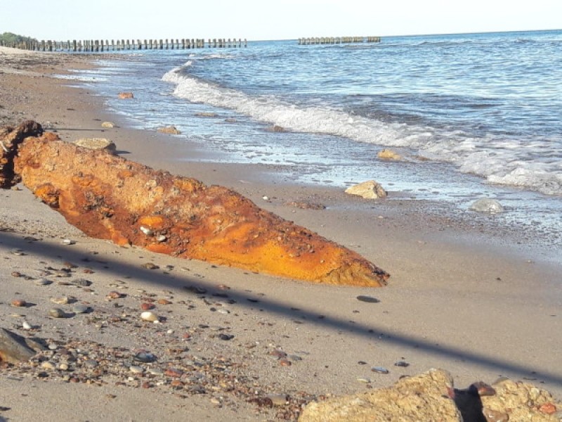 Morze odkryło bombę lotniczą na plaży za Podczelem