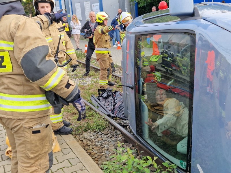 Opel wjechał pod pociąg, kilka osób zostalo rannych [foto/video]