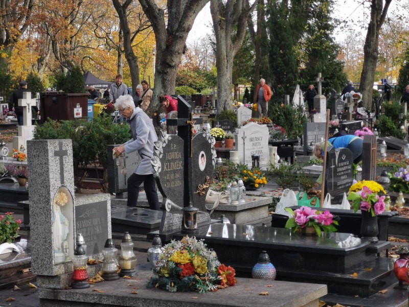 Mieszkańcy robią porządki na cmentarzu