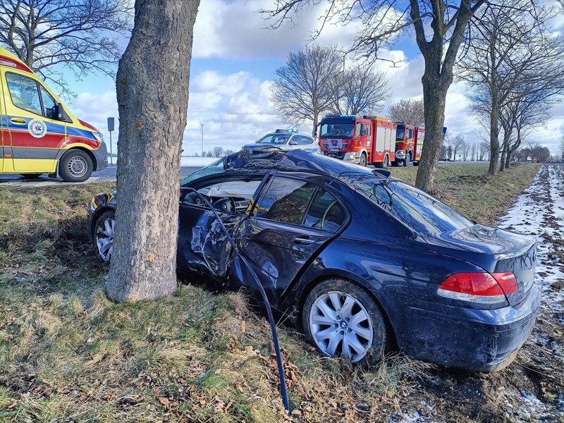 Kierujący BMW wypadł z drogi i uderzył w drzewo
