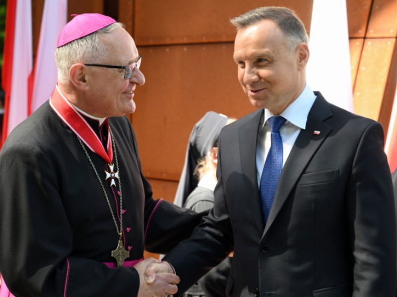 Biskup Edward Dajczak odznaczony przez prezydenta Andrzeja Dudę