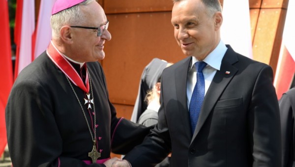 Biskup Edward Dajczak odznaczony przez prezydenta Andrzeja Dudę