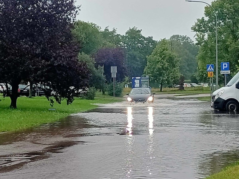 Ulice Kołobrzegu zalane po ulewnym deszczu [foto]