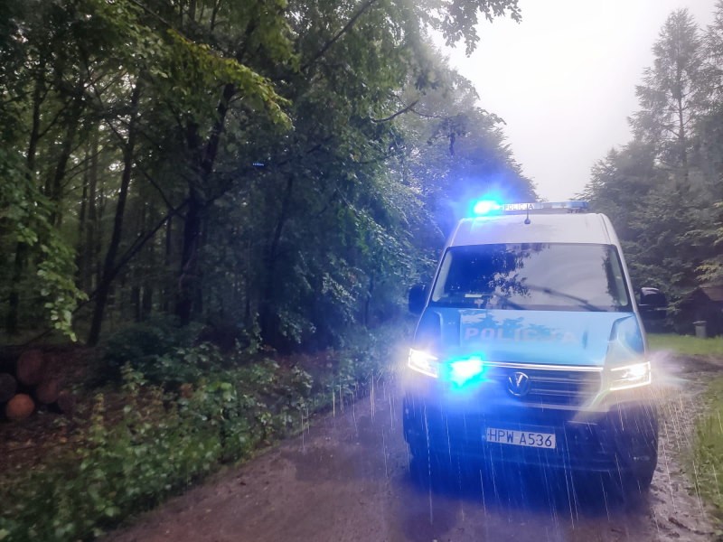 67-latek zabłądził w lesie, policjanci ruszyli na pomoc