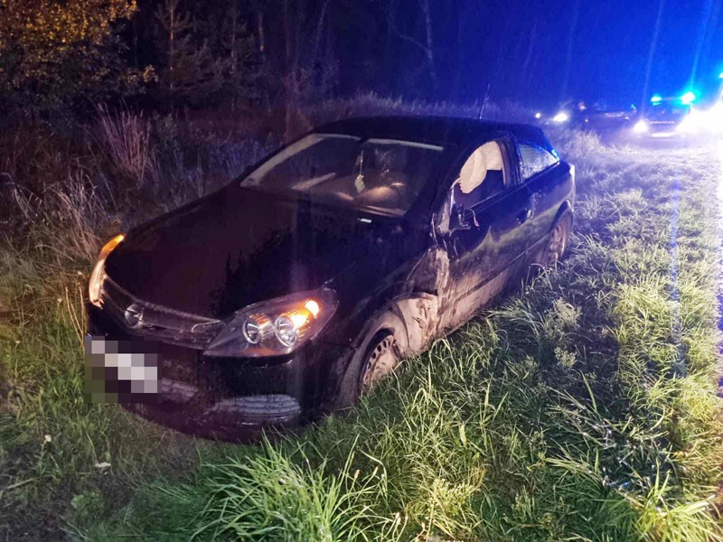Kierowca opla uderzył w auto w Dźwirzynie i uciekł do Grzybowa