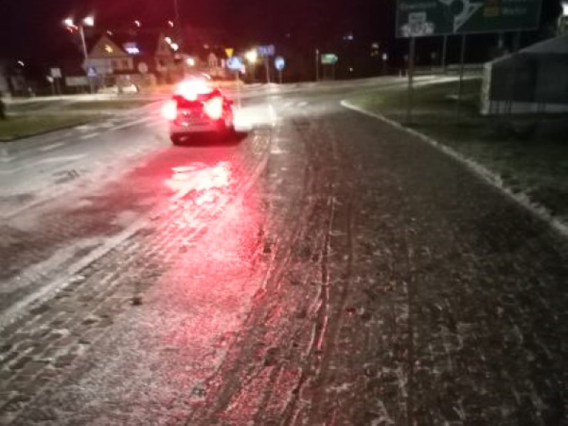 Lód na chodnikach i jezdniach - uważajcie