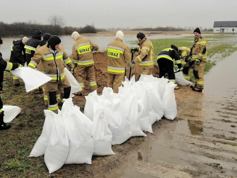 Wysoki stan wód, strażacy utworzyli wał przeciwpowodziowy