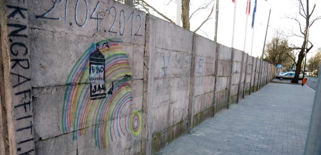 informacje kołobrzeg, mur, graffitti