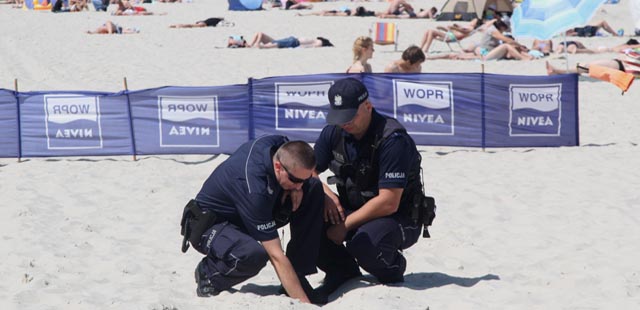 informacje kołobrzeg, granat,plaża, policja