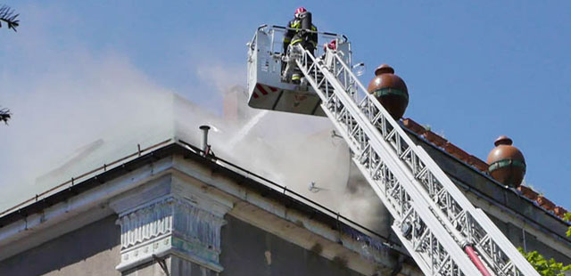 Pożar dachu w starym szpitalu [foto, video]