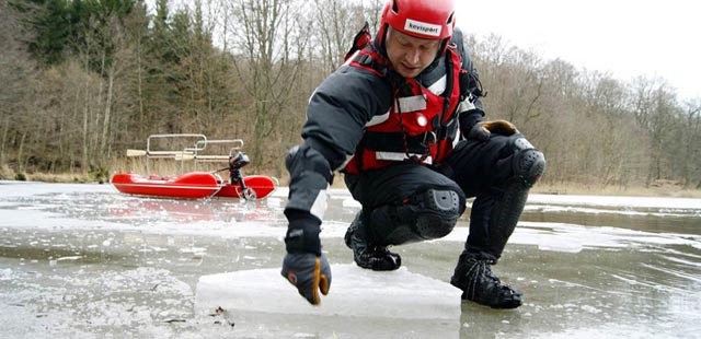 Ratownicy ćwiczyli na lodzie