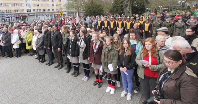 Tłumy przed pomnikiem Piłsudskiego [foto]