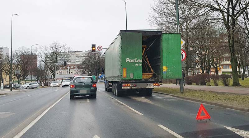 Ciężarówka zatarasowała Koszalińską