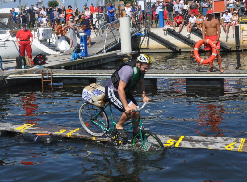 jazda rowerem po desce na wodzie 2021